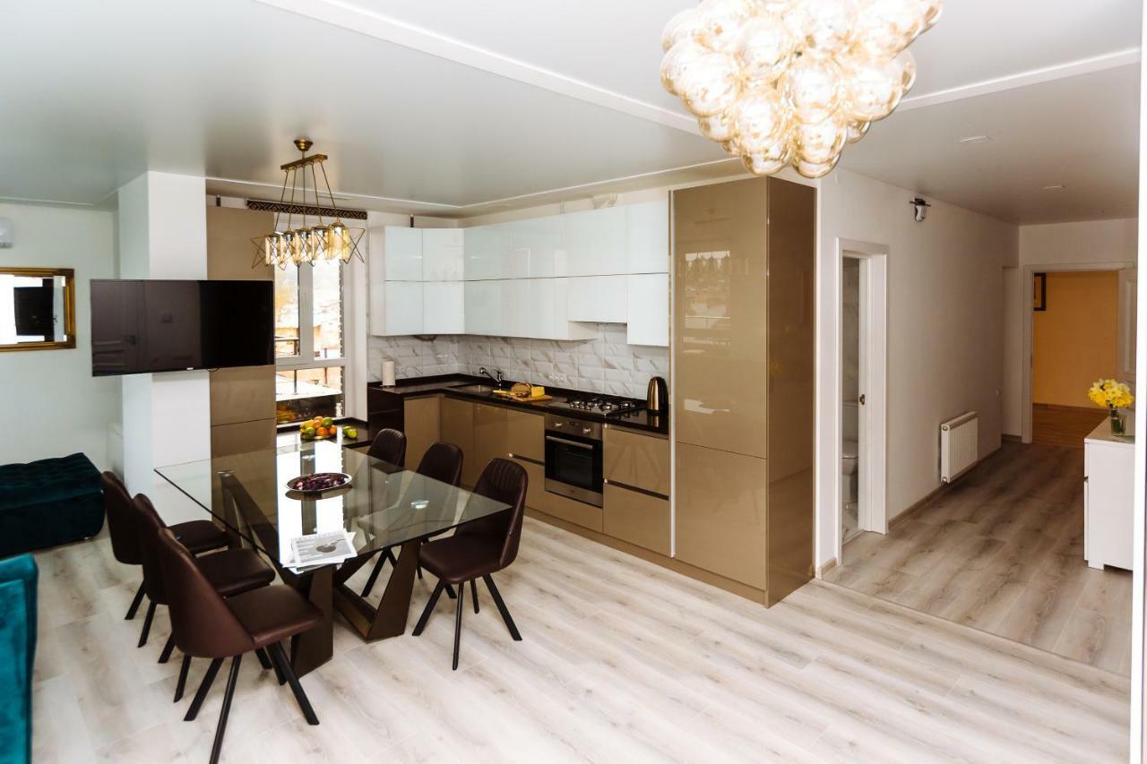 Luxury Terrace View Apartment! リヴィウ エクステリア 写真