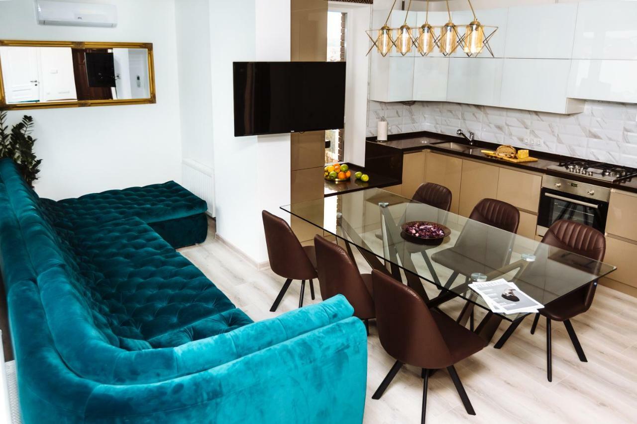 Luxury Terrace View Apartment! リヴィウ エクステリア 写真