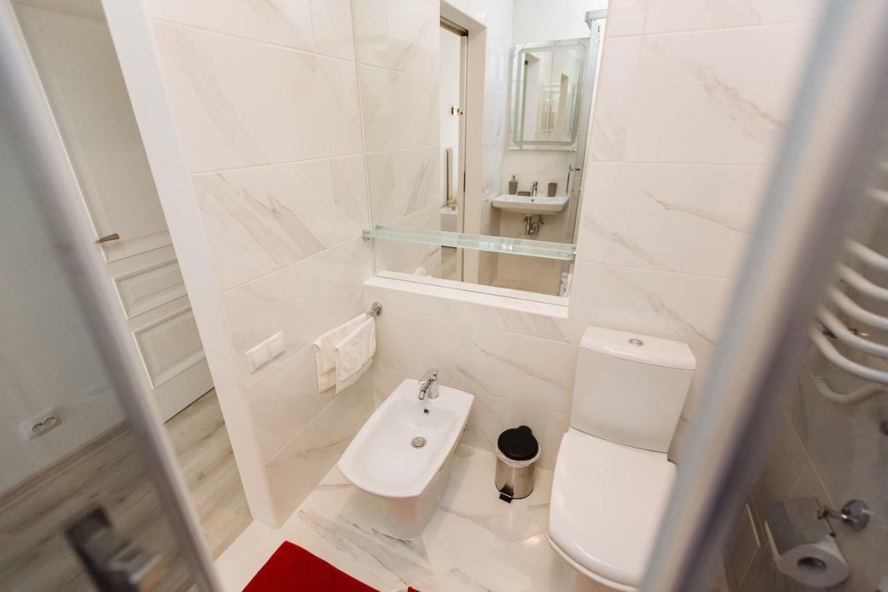 Luxury Terrace View Apartment! リヴィウ エクステリア 写真